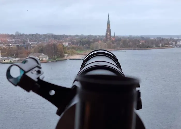 Traumblick! Mitten Im Wasser, Den Wolken Ganz Nah!